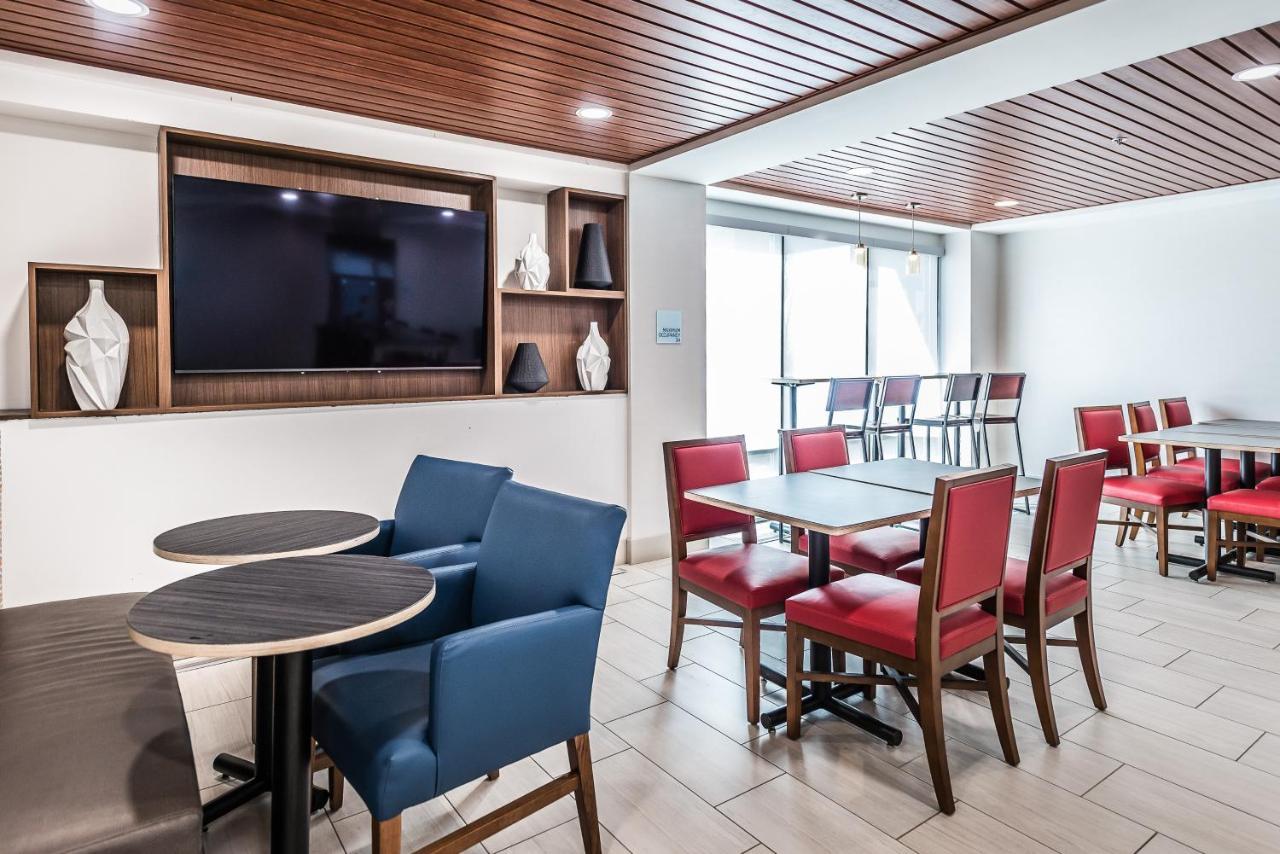 Holiday Inn Express Flint-Campus Area By Ihg Exterior foto